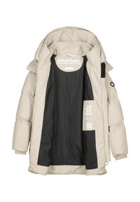 Veste matelassée beige avec une doublure noire, fermeture éclair, grande capuche et étiquettes de marque intérieures, fabriquée à partir de matériaux véganes.