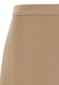 Gonna aderente beige con texture liscia e dettagli di cucitura minimi, dotata di una semplice fascia in vita, realizzata in un materiale tessile elasticizzato.