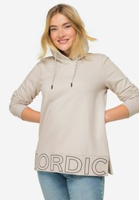 Sweat à capuche beige clair avec le texte noir "NORDIC" sur l'ourlet, doté de cordons de serrage et de manches longues avec des poignets froncés.