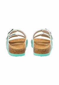 Twee sandalen gezien van achteren met een witte bovenkant en teal accenten, een kurken voetbed en een getextureerde rubberen zool. Gespsdetail op de banden.