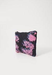 Pochette nera trapuntata decorata con motivi floreali rosa e blu; presenta una chiusura con zip e una forma sagomata. Tessuto testurizzato.