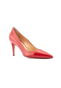 Pump rosso in pelle con tacco alto e punta affusolata, texture liscia, tacco sottile e suola nera. L'interno presenta una morbida fodera color beige.