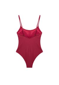 Maillot de bain une pièce rouge avec des bretelles spaghetti, en tissu texturé, un décolleté en V et une coupe haute sur les jambes, avec des détails en matériel ajustables.