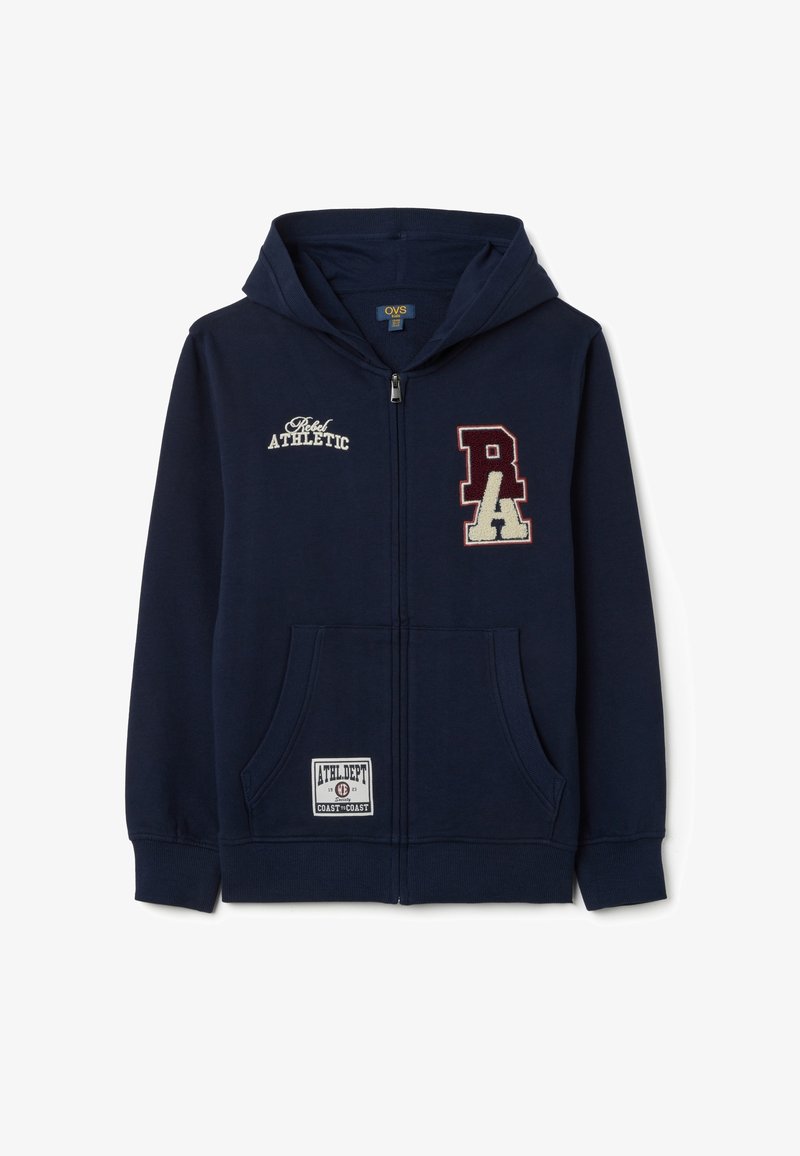 Felpa con cappuccio blu navy con chiusura frontale a zip, due tasche laterali e toppe ricamate con testo. Tessuto morbido con polsini e orlo a coste.