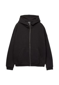 Crna zip-up jakna od mekog materijala. Ima veliki kapuljaču, prednje džepove i rebraste manžete. Jednostavan, ležeran dizajn.