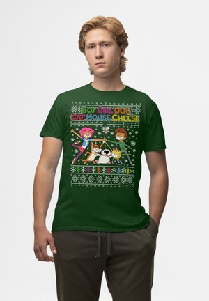 Grøn bomulds T-shirt med et farverigt tegneserie design, der indeholder figurer og tekst: "DRENG PIGE HUND KAT MUS OST" samt snefnug mønstre.