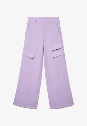 Pantaloni cargo larghi color lilla chiaro con passanti per cintura, tasche anteriori e tasche con pattina su entrambe le cosce.