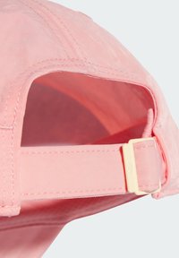 Roze stoffen pet met een gladde textuur, gebogen klep, verstelbare band met een plastic gesp en gestikte details langs de randen.