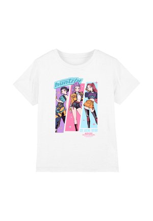 Weißes Baumwoll-T-Shirt mit drei illustrierten Figuren in bunten Outfits. Enthält die grafischen Texte "huntr3y" und "KPOP DEMON HUNTERS".