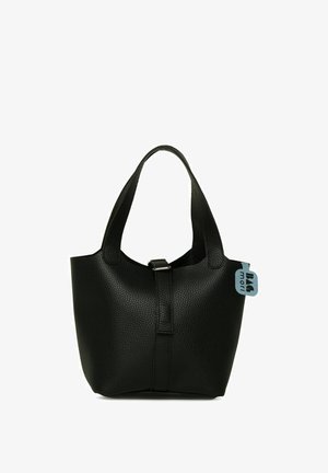 Fekete bőr bevásárlótáska strukturált felülettel, lekerekített fogantyúkkal és ezüst csat részlettel. Tartalmaz egy világoskék márkás címkét.