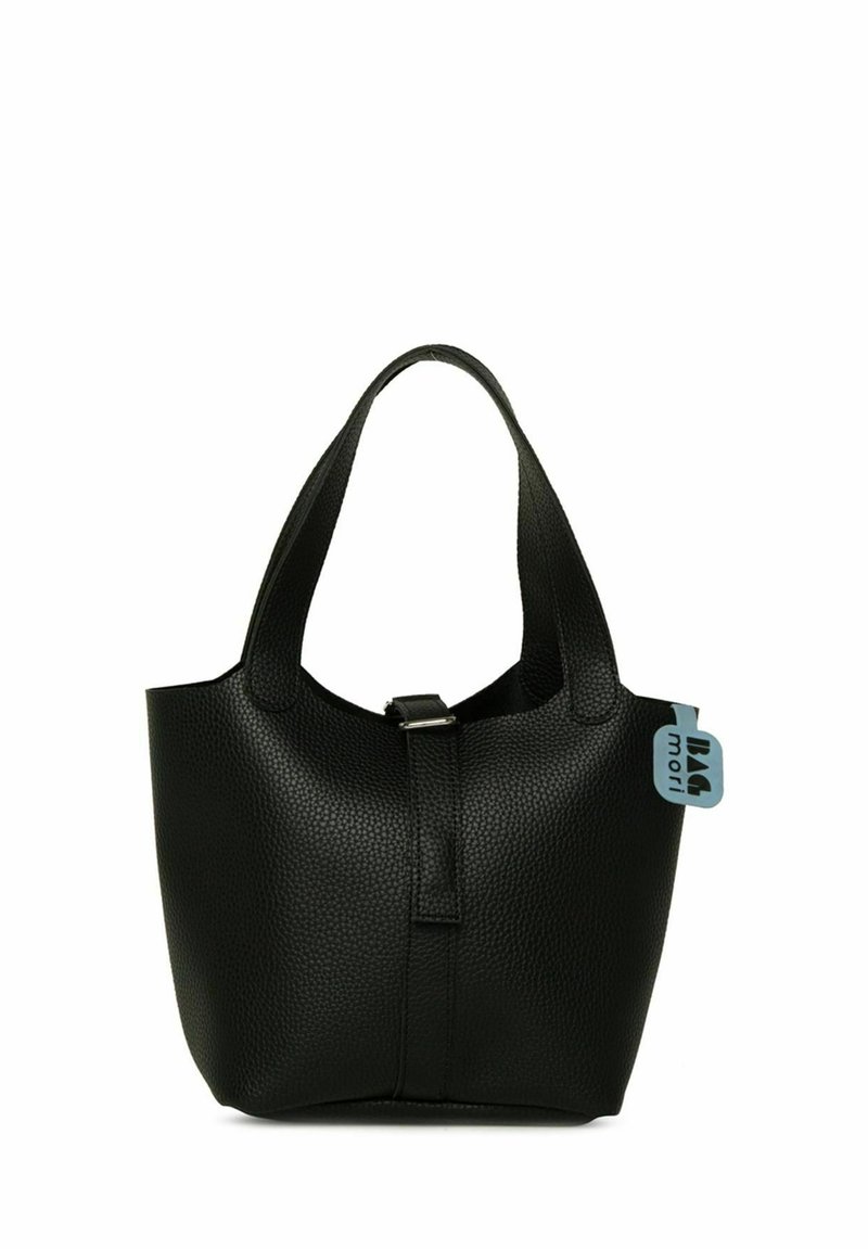 Sac fourre-tout noir en cuir avec une surface texturée, des poignées arrondies et un détail de boucle en argent. Comprend une étiquette de marque bleu clair.