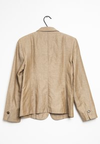 Blazer in lino beige con colletto tradizionale, polsini con un solo bottone e vestibilità sagomata. Presenta uno spacco posteriore e una texture sottile.