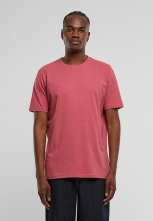 Rotes Baumwoll-T-Shirt mit kurzen Ärmeln und rundem Ausschnitt. Der Stoff hat eine glatte Textur, eine schlichte Vorderseite und ein dezentes Markenlogo auf der Brust.