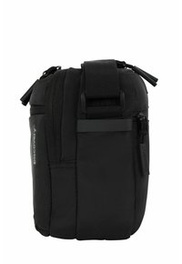 Borsa nera con un esterno in nylon testurizzato, dotata di chiusura a zip, tracolla regolabile e ulteriore tasca con zip sul lato.