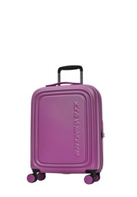 Valigia rigida rosa con superficie testurizzata, manico telescopico e quattro ruote multidirezionali. "Mandarina Duck" impresso sul davanti.