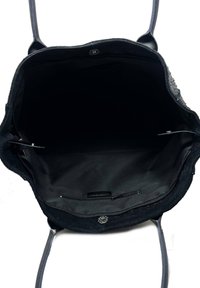 Czarny materiał torebki na ramię z gładką teksturą, posiadający dużą główną komorę i zasuwaną kieszeń dla lepszej organizacji.