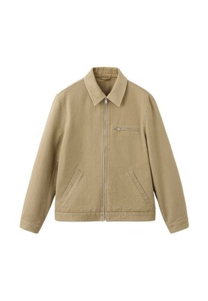Giacca beige con zip e collo, due tasche frontali inclinate e una tasca orizzontale con zip sul petto, mostrata su uno sfondo bianco.
