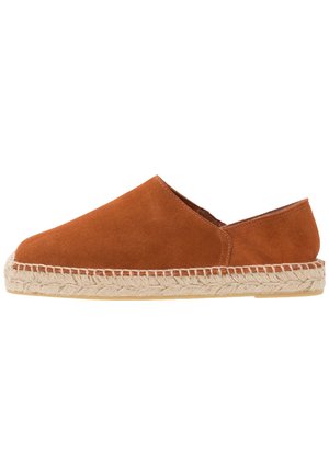 Alpargata marrón de ante sin cordones con suela trenzada de yute y detalles cosidos, tacón plano, estilo casual.