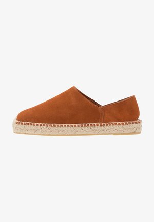 Espadrille marron en daim à enfiler avec semelle en jute tressée et coutures apparentes, talon plat, style décontracté.