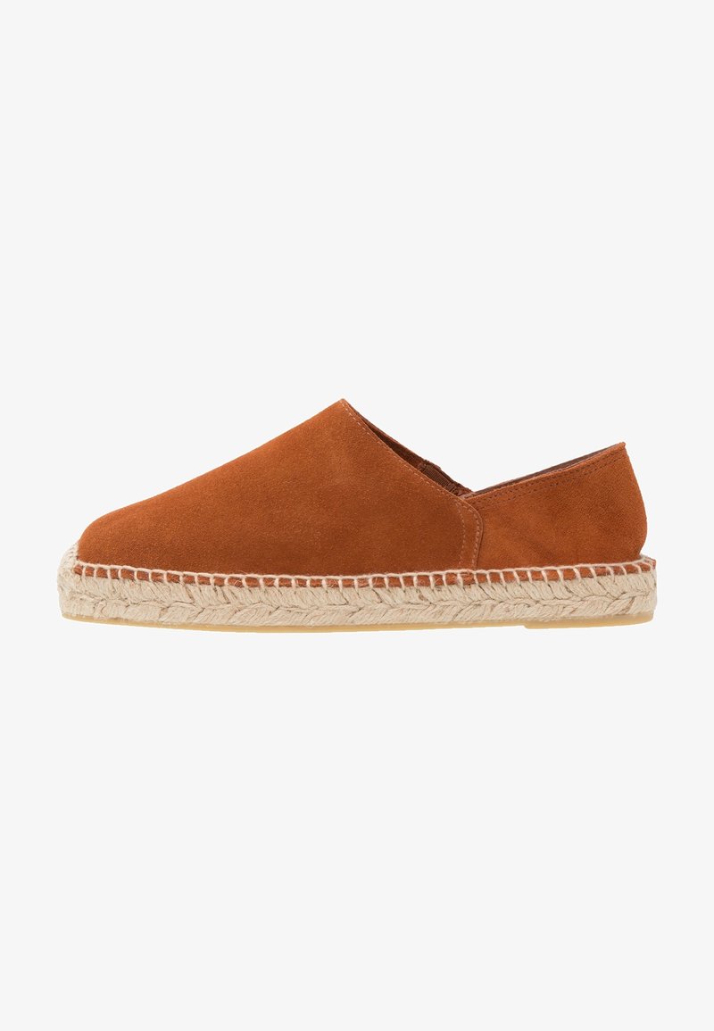 Espadrille marron en daim à enfiler avec semelle en jute tressée et coutures apparentes, talon plat, style décontracté.