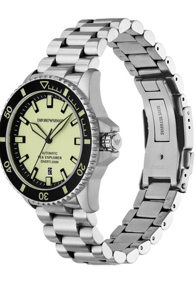 Orologio da sub automatico in acciaio inox con ghiera nera, quadrante verde pallido luminescente, indici orari in grassetto e finestra del datario a ore 6.
