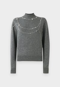 Pulover gri tricotat cu guler înalt și mâneci lungi. Prezintă modele decorative cu mărgele pe piept de dimensiuni variate.