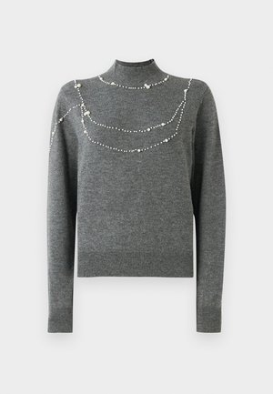 Grauer gestrickter Pullover mit hohem Kragen und langen Ärmeln. Verfügt über dekorative Perlenmuster über der Brust in unterschiedlichen Größen.