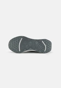 Nike Performance MOTIVA - Tenisice za cestovno trčanje - light silver/metallic silver/jade horizon/smoke grey/summit white