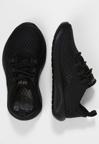 Crocs LITERIDE PACER - Tenisky - black / black