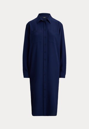 Φόρεμα πουκάμισο σε ναυτικό μπλε χρώμα, κατασκευασμένο από ομαλό ύφασμα, με κλείσιμο με κουμπιά μπροστά, γιακά, δύο τσέπες στο στήθος και μακριά μανίκια.