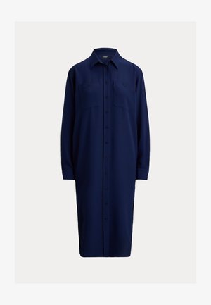 Φόρεμα πουκάμισο σε ναυτικό μπλε χρώμα, κατασκευασμένο από ομαλό ύφασμα, με κλείσιμο με κουμπιά μπροστά, γιακά, δύο τσέπες στο στήθος και μακριά μανίκια.