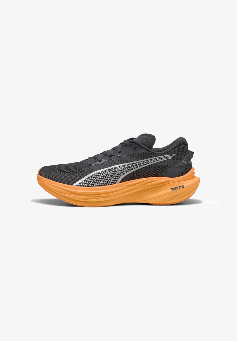 Scarpa da corsa nera con tomaia in rete, dettagli argentati e una spessa suola in gomma arancione. Presenta un design strutturato per la stabilità.