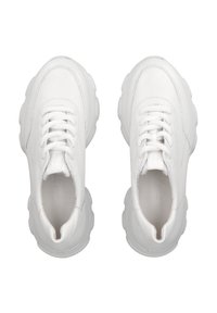 Sneakers bianchi con tomaia in pelle liscia, lacci evidenti, punta arrotondata e suola spessa e testurizzata per un supporto maggiore.