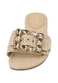 Beige gewebter Sandale mit einem breiten Riemen, der mit einer großen rechteckigen Verzierung aus facettierten beigen Steinen versehen ist, flacher Sohle und strukturiertem Innenleben.