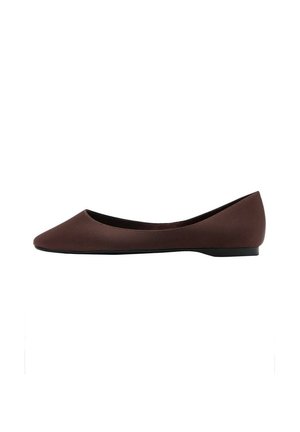 Zapato de ballet plano de cuero marrón oscuro con punta afilada y tacón bajo, mostrado en perfil lateral sobre un fondo blanco.