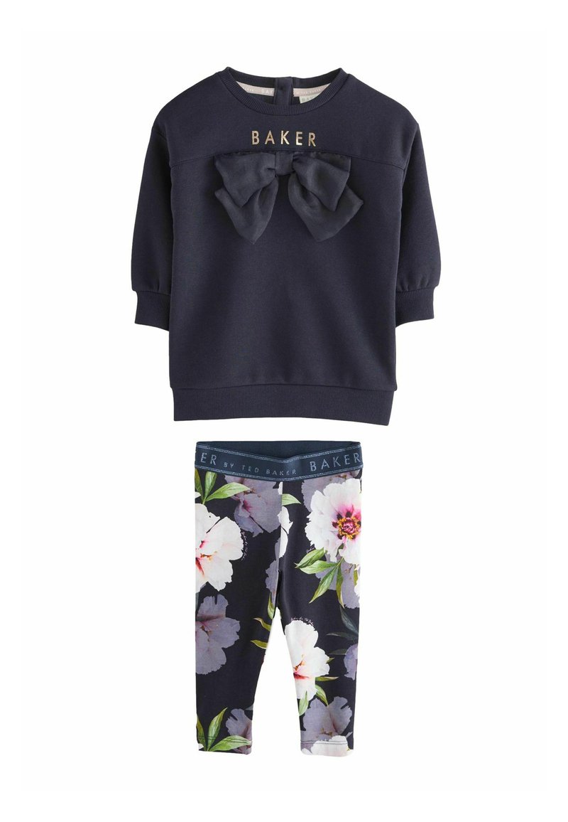 Marinefarbener Pullover mit einer Schleife auf der Vorderseite und dem Schriftzug "BAKER", kombiniert mit floralem Leggings mit einem dunklen Hintergrund und grünen Akzenten.