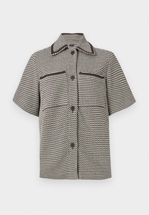 Πουκάμισο με κοντό μανίκι και κουμπιά, με μοτίβο ασπρόμαυρου δύο ουρών, με αντίθετη ρίγα για το γιακά και τις τσέπες στο στήθος.