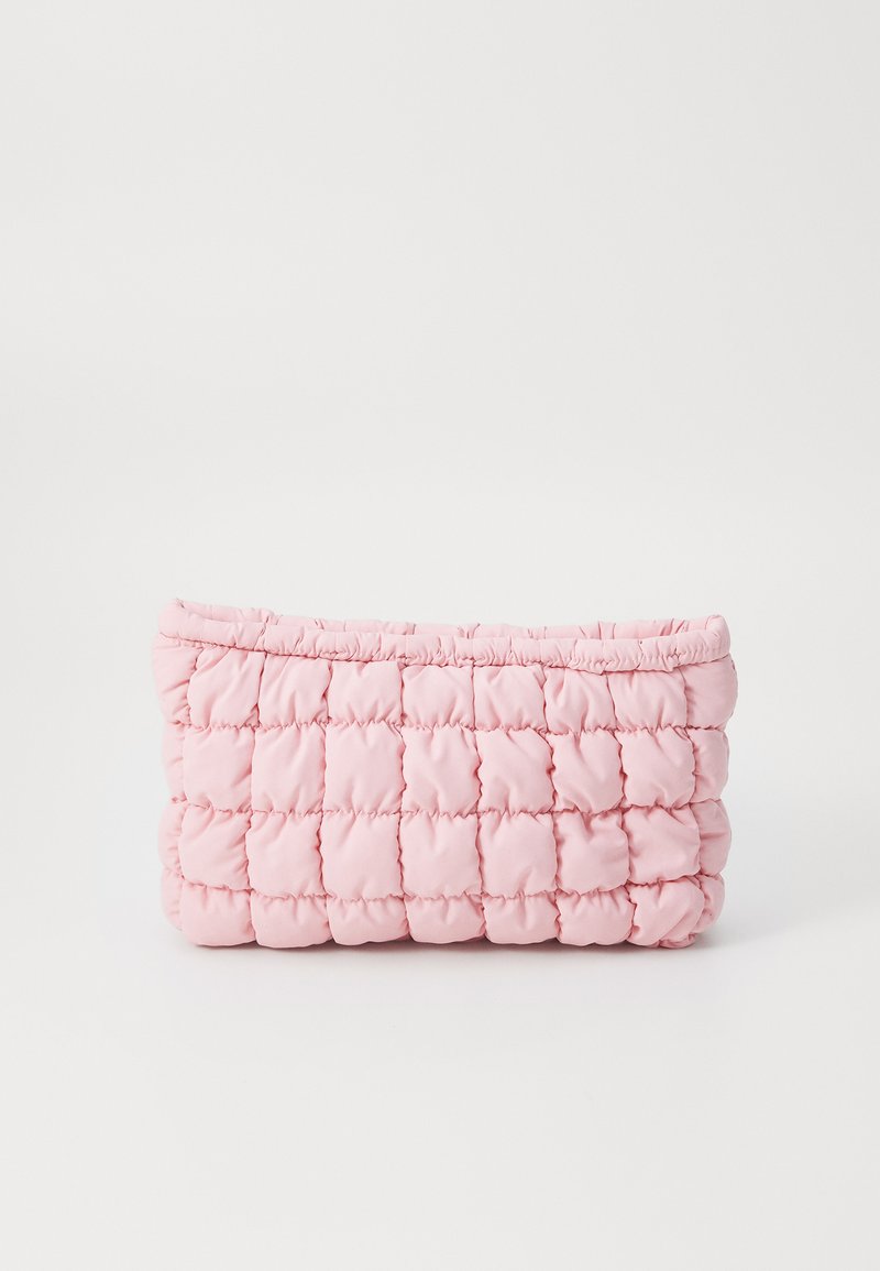 Quiltad rosa clutch-väsk med en puffy textur, med dragna kanter och rektangulär form, lämplig för kompakt förvaring.