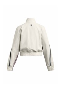 Lys grå cropped jakke med høj krave, elastisk talje og ribbede manchetter; har mørkegrå sideløse striber og et logo bagpå.