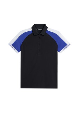 Musta polo-paita, jossa on siniset ja valkoiset raglan-hihat, kolmen napin kaulus ja logoyksityiskohta hihassa. Valmistettu sileästä kankaasta.