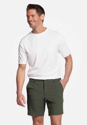 Chemise blanche à manches courtes avec un col rond, associée à un short vert olive. Le tissu semble lisse et léger avec peu de détails.