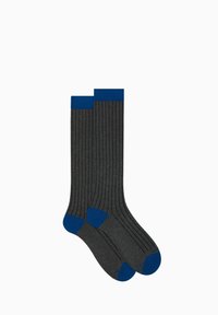 Calze a coste grigio scuro fino al ginocchio con risvolti e punte in blu brillante. Realizzate in un morbido materiale tessile, presentano accenti di colore a contrasto.