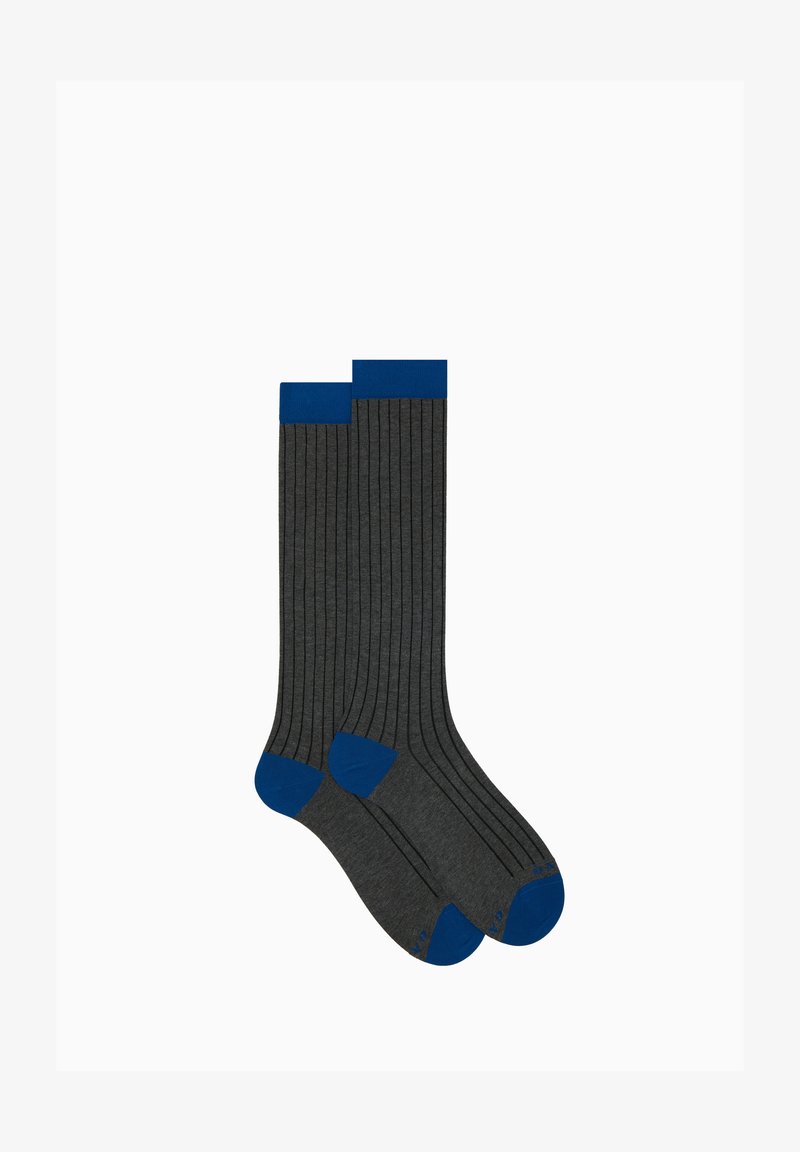 Calze a coste grigio scuro fino al ginocchio con risvolti e punte in blu brillante. Realizzate in un morbido materiale tessile, presentano accenti di colore a contrasto.