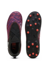 Scarpe da calcio con una tomaia texture colorata in viola e rosso, dettagli neri, cinturini elasticizzati e una suola nera chiodata con chiodi rossi.