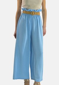 Lichtblauwe wijde broek met een getextureerde afwerking, voorzien van een gerimpelde taille en een geweven tankleurige riem met een ronde gesp.