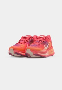 Nike Performance VOMERO 18 SE - Laufschuh Straße - ember glow/washed coral/sweet beet/marakesh