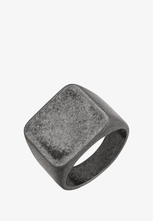 Sochařský šedý kovový prsten se čtvercovým čelem a zaobleným pásem, s matným povrchem a jemnými detaily opotřebení.