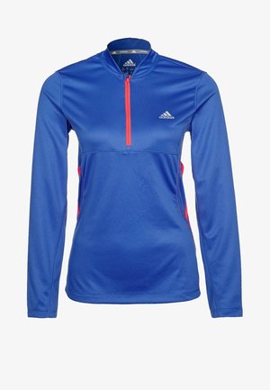 Blauw Adidas atletisch shirt met lange mouwen, rode kwart rits en logo op de borst, ontworpen voor hardlopen of sportactiviteiten.