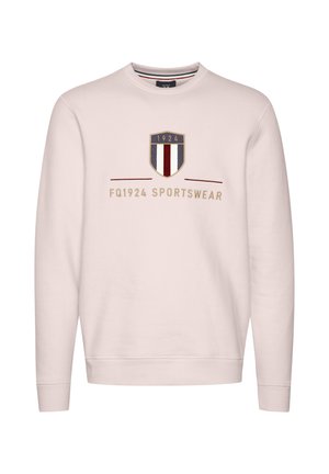 Lichtroze sweatshirt met lange mouwen, ronde hals en geborduurd schildontwerp met blauwe, rode en witte strepen. Tekst zegt "FQ1924 SPORTSWEAR."