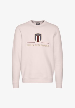 Világos rózsaszín pulóver hosszú ujjakkal, kerek nyakkal és hímzett pajzs mintával, amely kék, piros és fehér csíkokat tartalmaz. A felirat: "FQ1924 SPORTSWEAR."